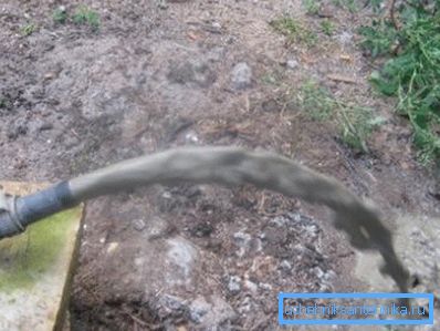 Спачатку з свідравіны выпампоўваецца вельмі брудная вада