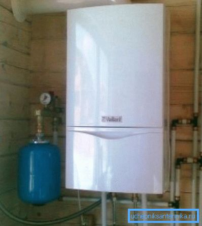 Знешні выгляд насценнага газавага катла з пашыральным бакам, якія падлучаныя ў адзіную сістэму Знешні выгляд насценнага газавага катла з пашыральным бакам, якія падлучаныя ў адзіную сістэму