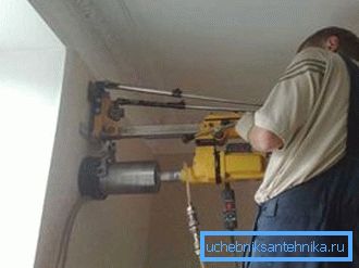 Вось такім абсталяваннем будаўнікі робяць скразныя каналы ў сценах для прамога паветраабмену