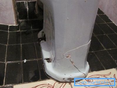 Наўрад ці стары ўнітаз будзе дзесьці выкарыстоўвацца, таму можаце смела разбіваць яго Наўрад ці стары ўнітаз будзе дзесьці выкарыстоўвацца, таму можаце смела разбіваць яго