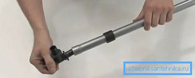 Вставляем фітынг ў адтуліну. Вставляем фітынг ў адтуліну.