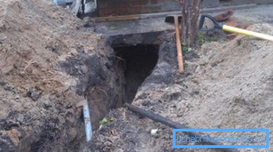 Увод у дом лепш за ўсё вырабляць на ўзроўні цокальнага паверху ці рабіць невялікі падкоп пад падмурак Увод у дом лепш за ўсё вырабляць на ўзроўні цокальнага паверху ці рабіць невялікі падкоп пад падмурак