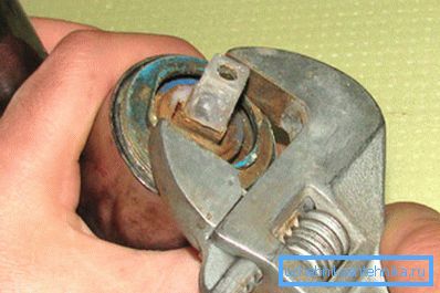 Выкручваем пріжімную гайку. Выкручваем пріжімную гайку.
