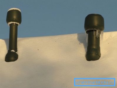 Выпускі стояков на скатной даху. Выпускі стояков на скатной даху.