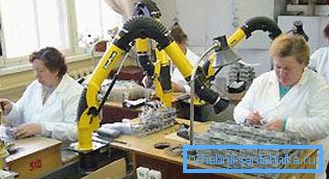 Выцяжка ўсталяваная над кожным працоўным сталом. фота Выцяжка ўсталяваная над кожным працоўным сталом. фота
