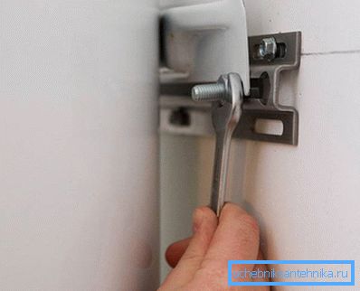 Усталёўваем воданагравальнік на мантажную планку