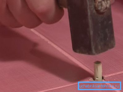 Забіваем дзюбеля ў адтуліны. Забіваем дзюбеля ў адтуліны.