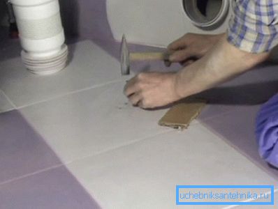 Забіванне пластыкавых дзюбеляў Забіванне пластыкавых дзюбеляў