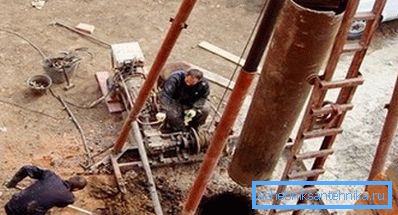 Забіўны шклянку ў паднятым выглядзе