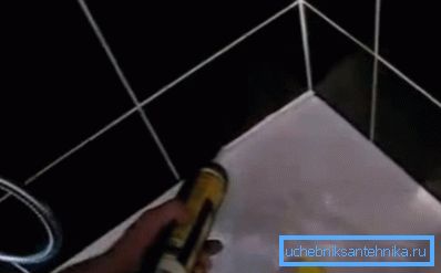 Латаем стык паміж паддонам і сценкай Латаем стык паміж паддонам і сценкай