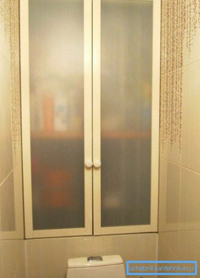 Запасы бытавой хіміі акуратна прыбраныя ў шафу. Запасы бытавой хіміі акуратна прыбраныя ў шафу.