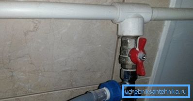 Запорная арматура на трубе, якая падае ваду ў пральную машыну Запорная арматура на трубе, якая падае ваду ў пральную машыну