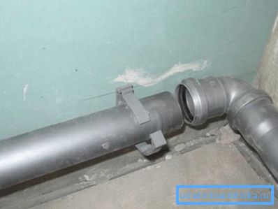 Зашчоўкваецца хамут для мацавання камунікацый.