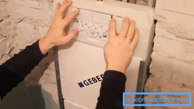 Затым усталёўваецца бачок Затым усталёўваецца бачок