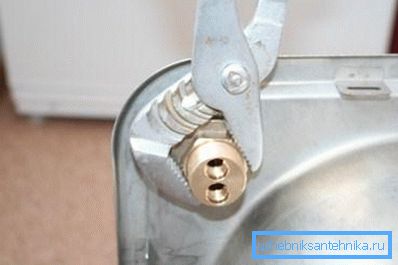 Зацягваем гайку ключом. Зацягваем гайку ключом.
